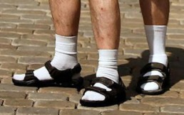 Sandalias con calcetines: horribles, pero a la moda