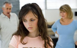 ¿Cómo evitar una mala relación de padres e hijos adolescentes? Consejos de especialistas