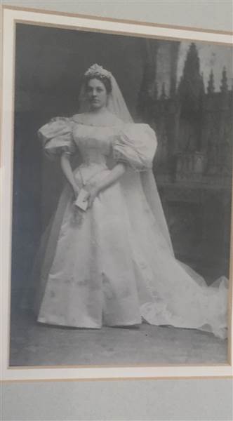 La primera en usar el vestido, en 1895.