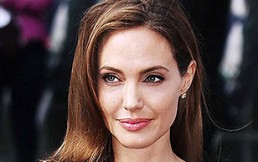 Versiones aseguran que Angelina Jolie ya tendría nueva pareja y publicaciones lo describen