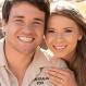 Bindi Irwin, hija del fallecido Cazador de Cocodrilos, se casó acompañada solo de su hermano y su madre