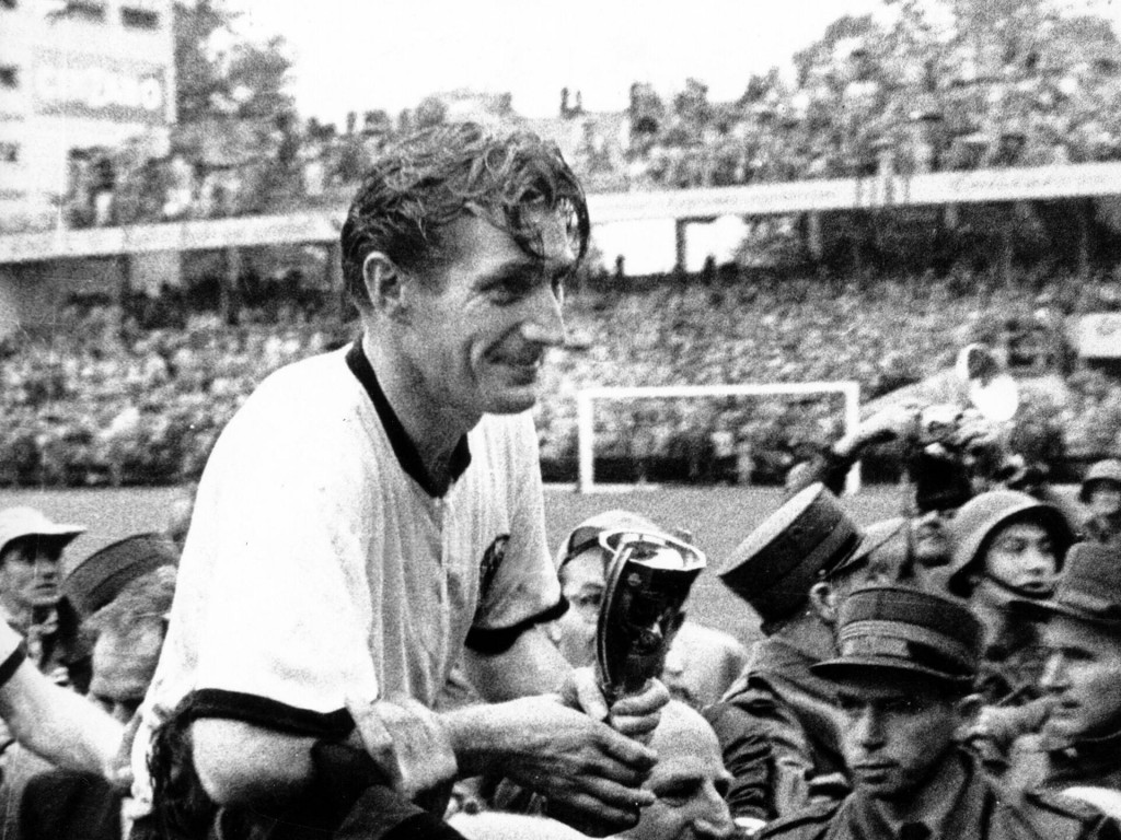 Fritz Walter, el capitán de la selección de Alemania, con la Copa Jules Rimet en sus manos, es levantado en andas tras la final del Mundial de Suiza 1954.