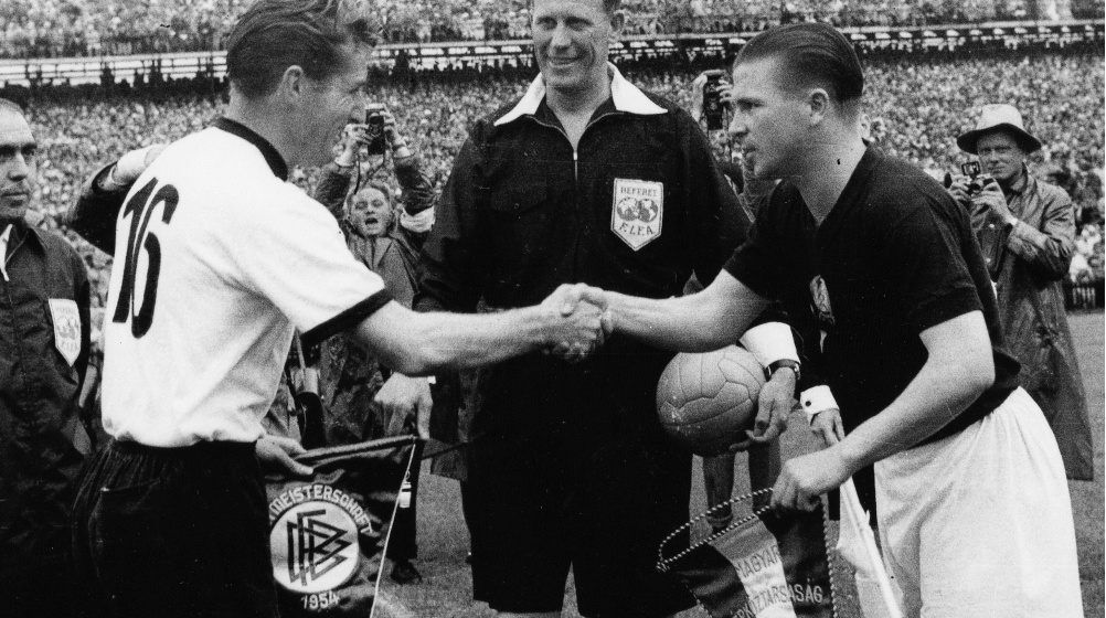 Fritz Walter, capitán de la selección de Alemania, saluda a Ferenc Puskas, capitán de la selección de Hungría, durante la final del Mundial de Fútbol de Suiza 1954.