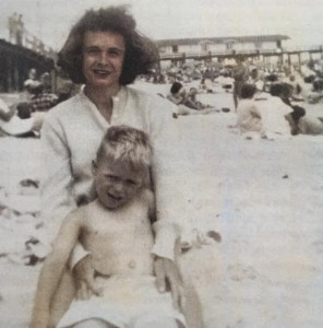 El pequeño Ted Bundy junto a su madre, con la que guardaba un gran parecido físico.