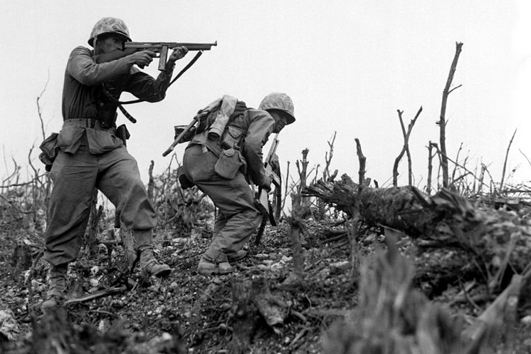 Soldados norteamericanos usando subfusiles Thompson en la toma de la isla de Okinawa.