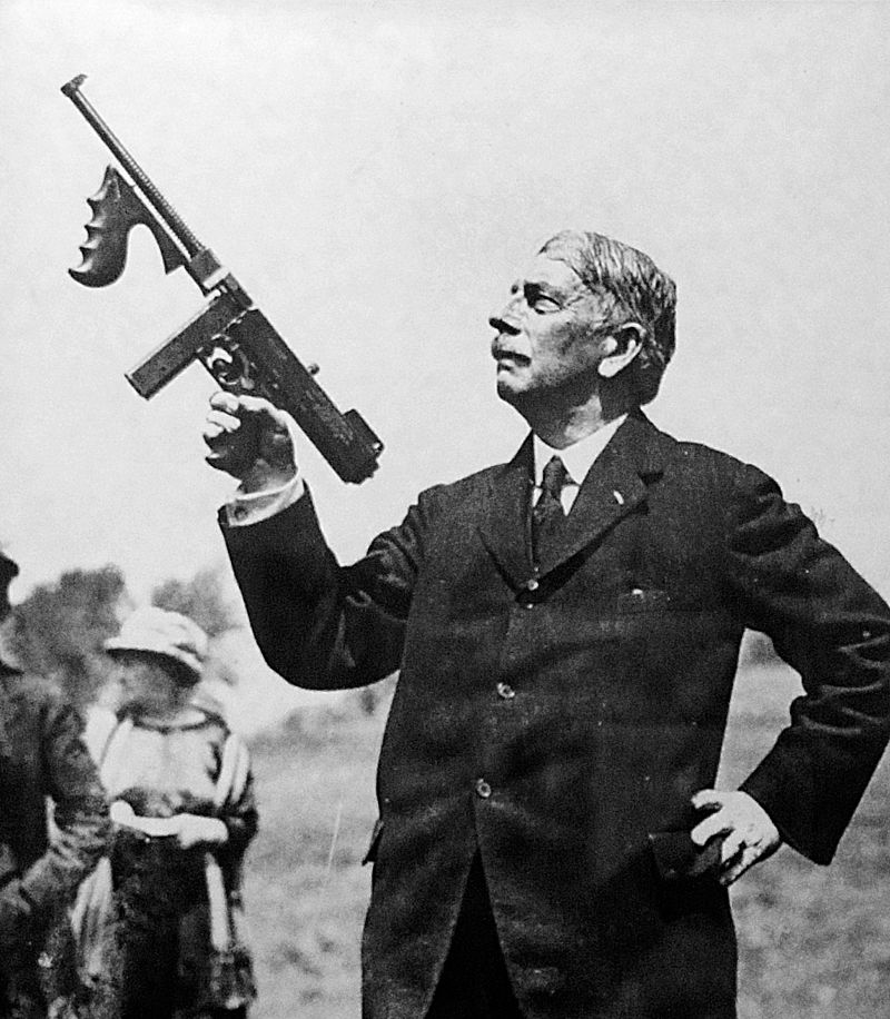 J. T. Thompson y el legendario subfusil que sería bautizado con su nombre.