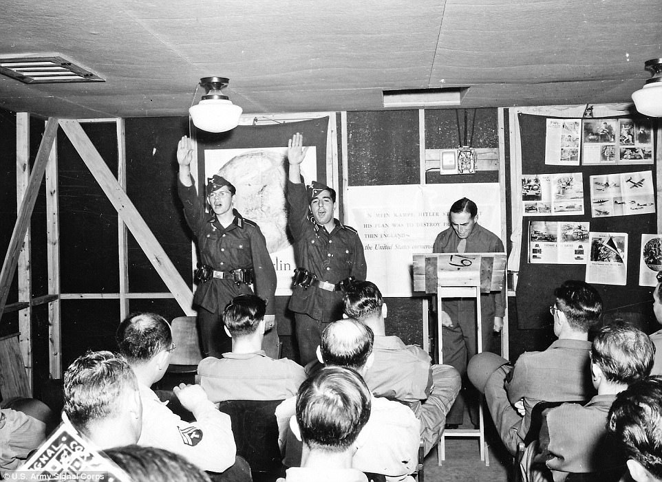 En Camp Ritchie, los Ritchie Boys incluso aprendieron a hacer correctamente el saludo nazi, para que los prisioneros de guerra del Tercer Reich no tomaran por sorpresa a los interrogadores con sus gestos aterradores.