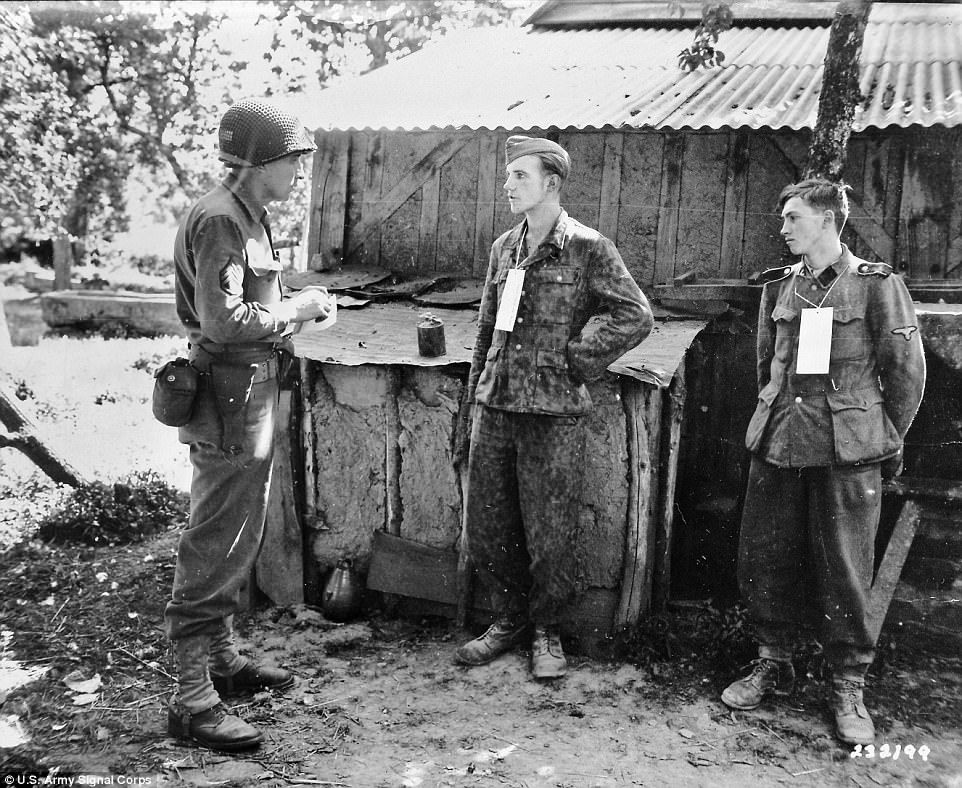 El soldado judeo-alemán Martin Selling (izquierda) interrogando a dos prisioneros alemanes. Selling fue detenido por los nazis junto con su tío en 1938. Tras ser liberado del campo de concentración de Dachau, huyó a Estados Unidos, pero pronto regresaría a su país de origen para reunir información de inteligencia para el ejército de los Estados Unidos.