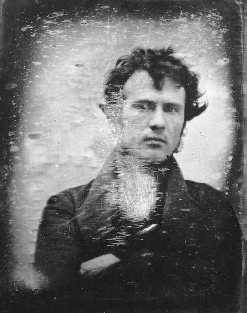 Rpbert Cornelius y la fotografía que se tomó a sí mismo en Filadelfia en 1839, considerada la primera selfie de la historia.