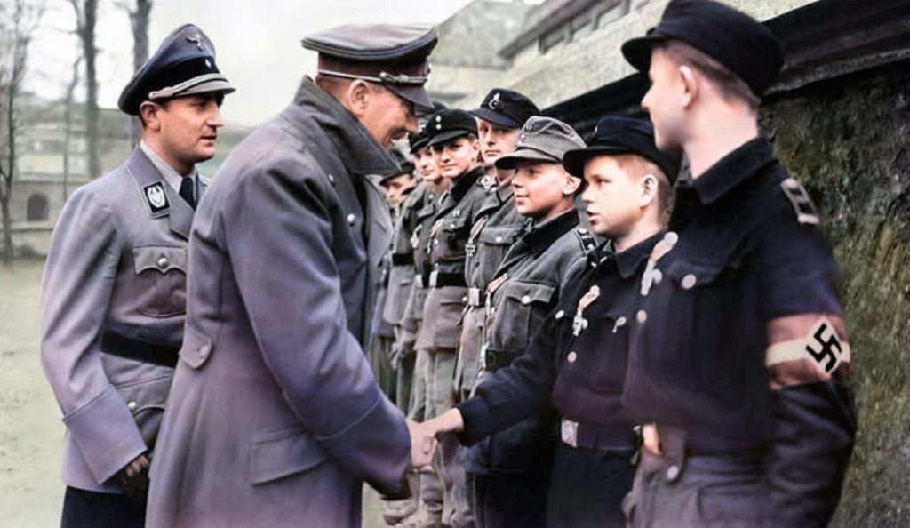 El 20 de Abril de 1945 Hitler hizo una de sus su últimas salidas desde el Führerbunker a la superficie. En el jardín de la Cancillería del Reich, otorgó varias Cruces de Hierro a jóvenes miembros de la Hitlerjugend.