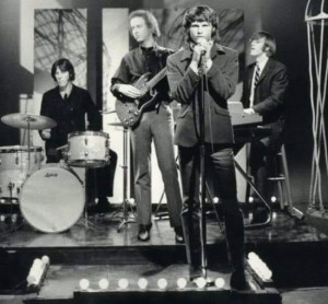 Esta foto fue tomada por Linda Eastman (posteriormente Linda McCartney) en la primera aparición de The Doors en el Ondine de Nueva York el 1 de noviembre de 1966. Tiene un gran valor histórico ya que no existen muchas fotos disponibles antes de la popularidad que la banda alcanzara con su álbum debut de 1967 y la canción "Light my Fire".