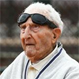 Este hombre cumplió 100 años y juega al tenis dos veces por semana