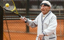 Este hombre cumplió 100 años y juega al tenis dos veces por semana