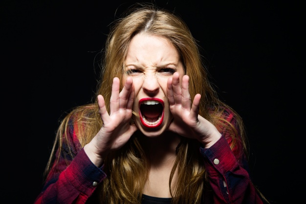 mujer-gritando-manos-cara_1301-36