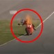 Motocicleta se incendia durante la carrera: Rápida reacción del piloto salva su vida