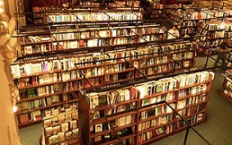 Embajador de importante país es descubierto hurtando un libro de once dólares: Videos lo delataron