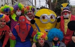 “Superhéroes” organizan una colorida misión para “salvar” a Argentina: Vea el video