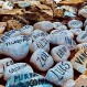 “Marcha de las Piedras”: Recuerdan a fallecidos en soledad por la cuarentena