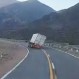 Imágenes espectaculares: Imprudencia vial del chofer de un camión pudo terminar en tragedia