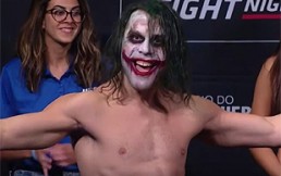 Peleador se disfraza del “Joker” de Heath Ledger: Perdió contra su propio Batman