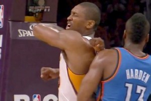 Metta World Peace suspendido 7 partido por brutal codazo Metta World Peace suspendido 7 partido por brutal codazo