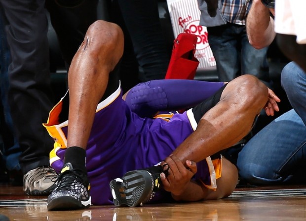 Kobe Bryant sufre una grave lesión de tobillo Kobe Bryant sufre una grave lesión de tobillo