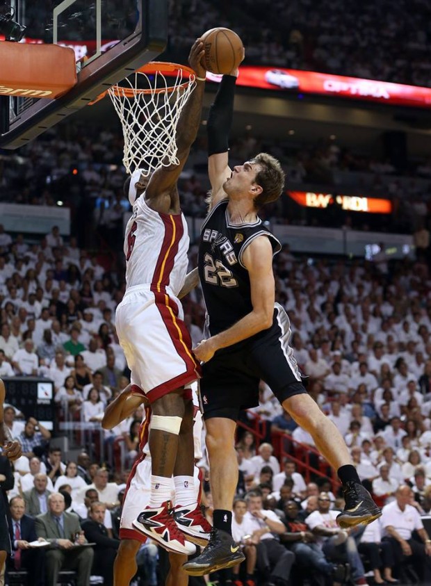 Paliza de Miami a San Antonio en las finales de la NBA para empatar la serie Paliza de Miami a San Antonio en las finales de la NBA para empatar la serie