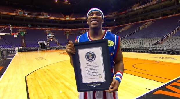 Jugador de los Harlem Globetrotters encesta desde más de 35 metros Jugador de los Harlem Globetrotters encesta desde más de 35 metros