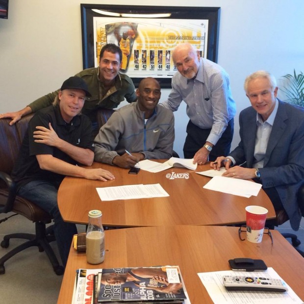 Kobe Bryant extiende su contrato por 2 años más con los Lakers Kobe Bryant extiende su contrato por 2 años más con los Lakers