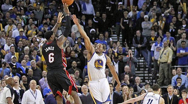 Lebron James vence a los Warrios con una actuación espectacular Lebron James vence a los Warrios con una actuación espectacular
