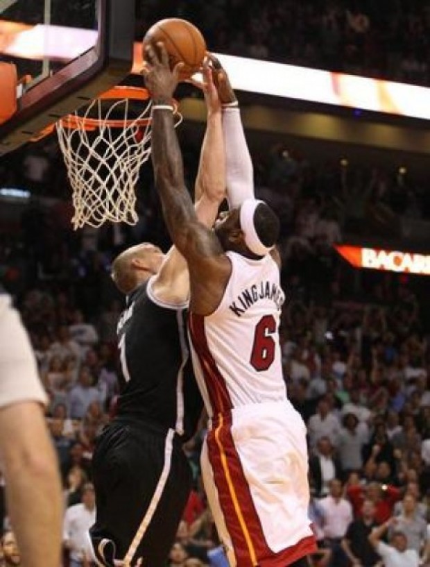 Polémico tapón del novato Plumlee a Lebron James da la victoria a los Nets Polémico tapón del novato Plumlee a Lebron James da la victoria a los Nets