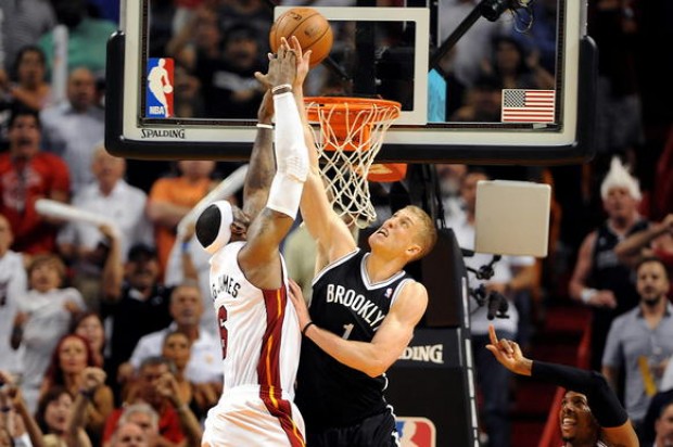 Polémico tapón del novato Plumlee a Lebron James da la victoria a los Nets Polémico tapón del novato Plumlee a Lebron James da la victoria a los Nets