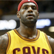 Lebron James homenajea a un joven muy especial en medio de un partido