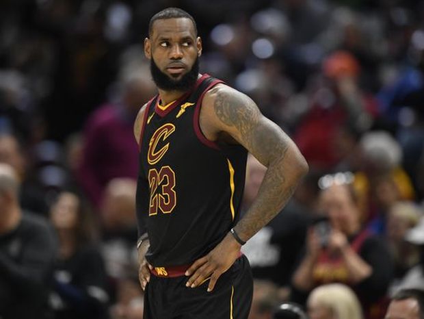 Un deshidratado Lebron James lleva a Cleveland a segunda ronda de los playoffs