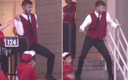 Acomodador baila como un campeón en partido de los Houston Rockets y todos lo celebran