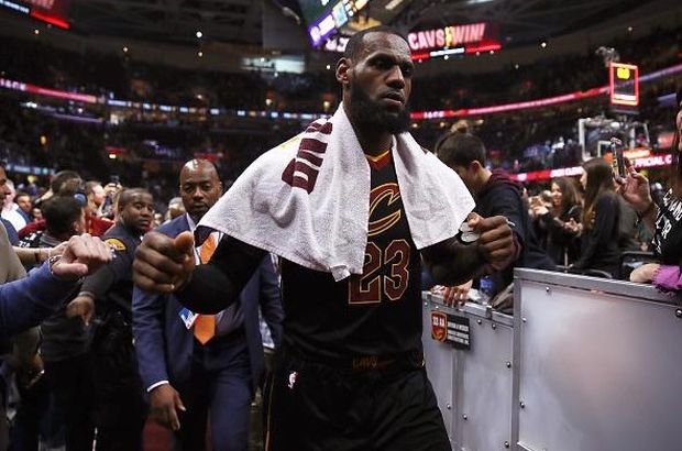 Un deshidratado Lebron James lleva a Cleveland a segunda ronda de los playoffs