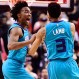 ¿La canasta del año? Jugador de los Hornets encesta un increíble triple para ganar el partido