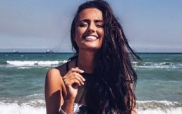 Bella modelo muestra la mentira de los cuerpos perfectos en las redes sociales con elocuentes fotos