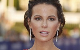Kate Beckinsale recibió críticas por posar en bikini a los 46 pero su respuesta calló a los haters