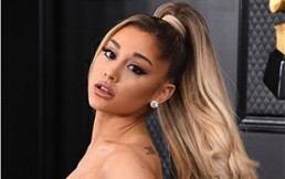 Ariana Grande luce irreconocible al mostrar su cabello natural: Despeinada y con rulos