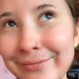 Mujer se aplica henna en el rostro y el desastroso resultado se vuelve viral