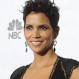 Halle Berry posa con estilo “Baywatch” a los 54 años y deja a todos asombrados