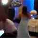Dama de honor cae noqueada por el padrino de bodas en plena pista de baile