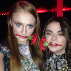 "Estamos enamoradas" escribió al publicar esta foto Sophie Turner (Sansa)