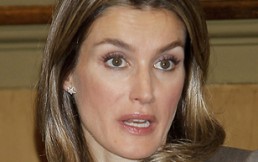 Destrozan la tenida de la Reina Letizia en presentación ante la corona británica