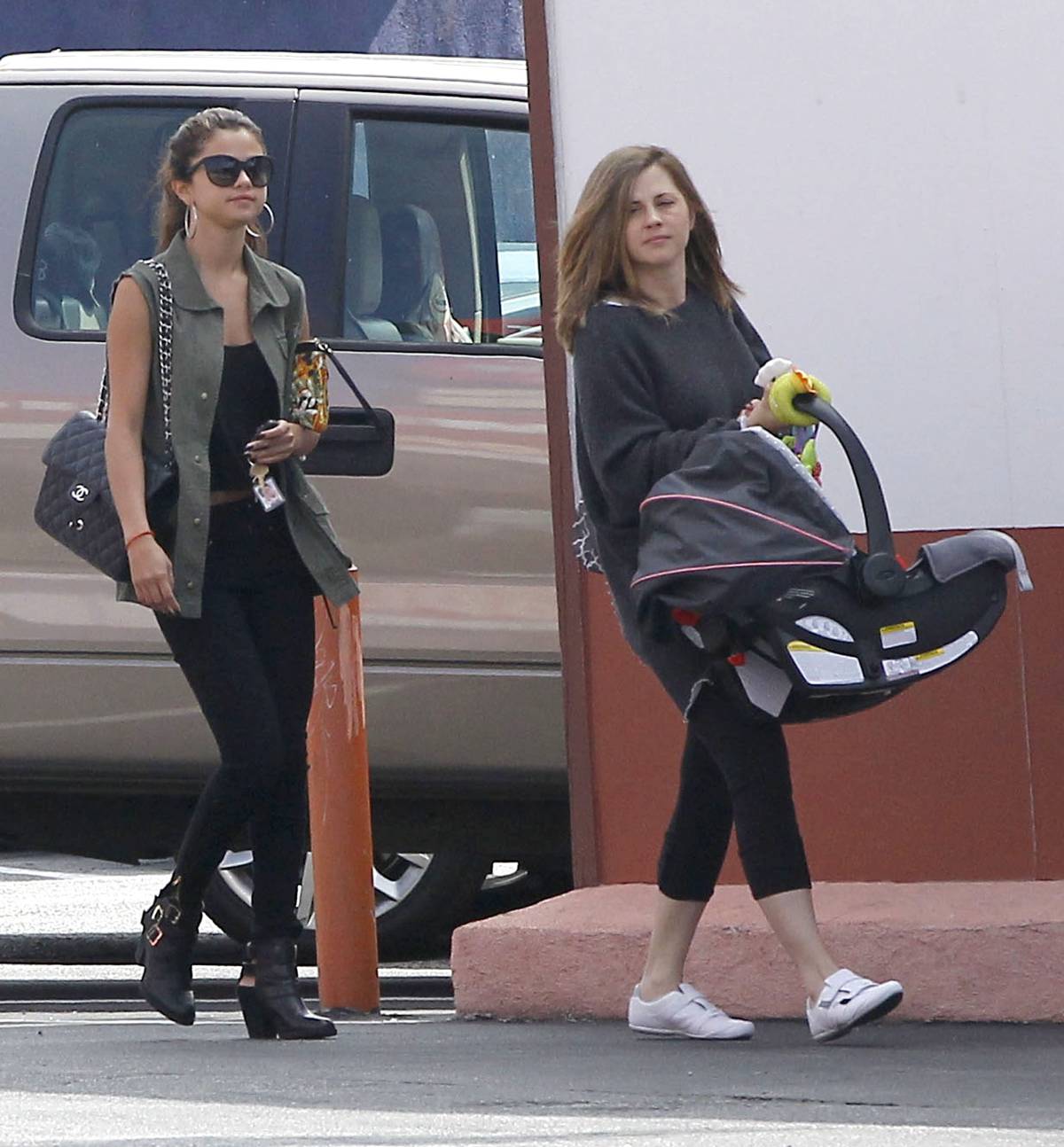 Selena y Mandy, años atrás. Hoy caminan distanciadas