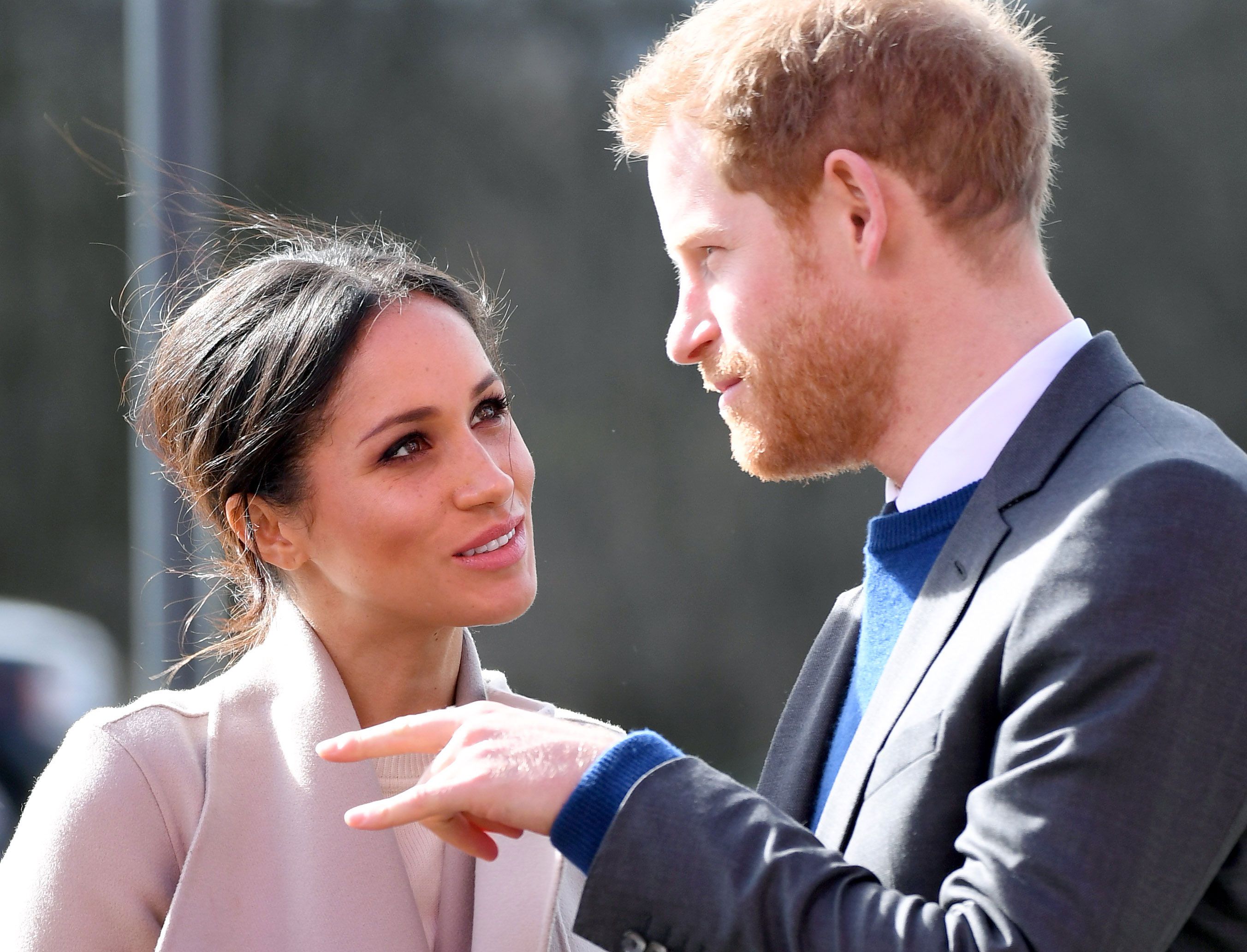 "Yo voy al altar pero tu te me pones lindo", parece querer decirle Meghan a Harry. Él parece decir que sí, pero ¿qué gesto hace con las manos?