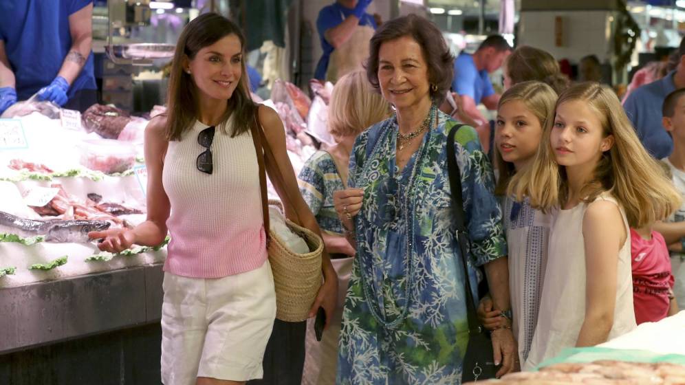 letizia-sofia-y-las-infantas-visitan-el-mercado-del-olivar-en-palma