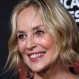 Sharon Stone luce fantástica en sesión en blanco y negro, que realza toda su belleza