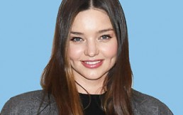 Miranda Kerr enamora a sus fans vestida de azafata: Mira la foto que compartió